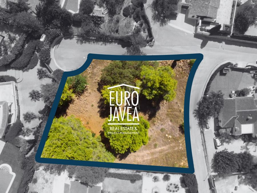 Flat plot for sale in Jávea, in the Montgó area. South facing