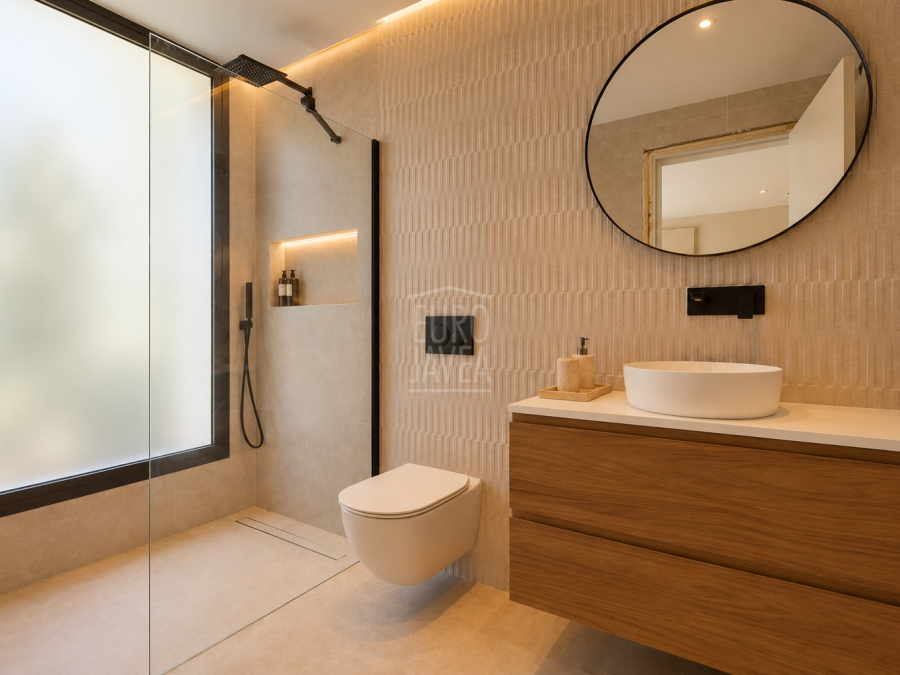 Luxurious new build villa with sea views