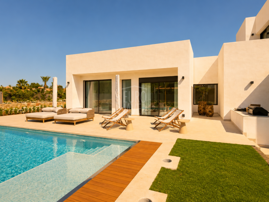 Luxurious new build villa with sea views