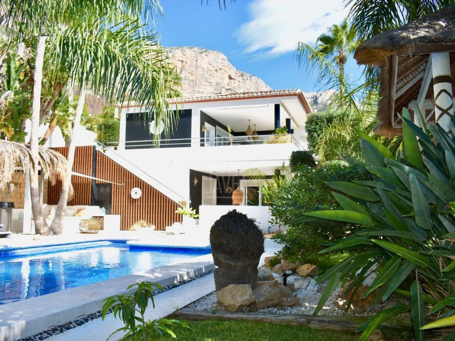 Villa a la venta en exclusiva en la zona del Montgó de Jávea , orientada al sur