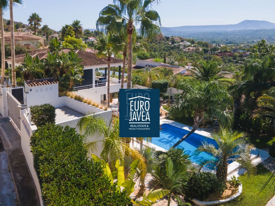 Exclusieve villa te koop in de wijk Montgó in Jávea, op het zuiden.