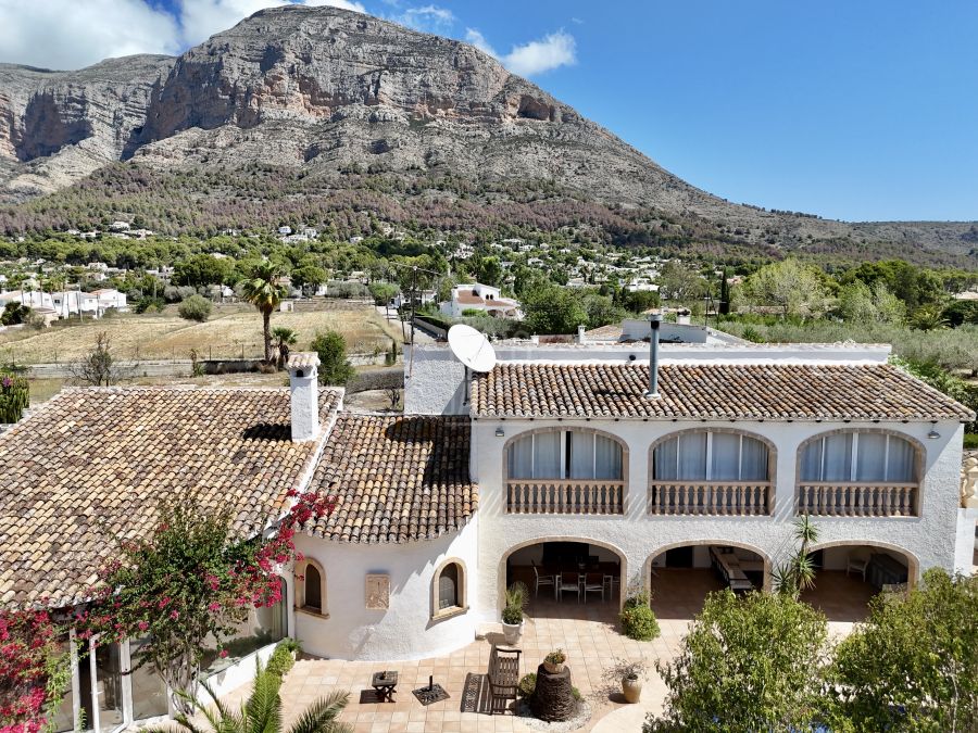 Mediterranean style villa for sale exclusively in Jávea, in Montgó Valls