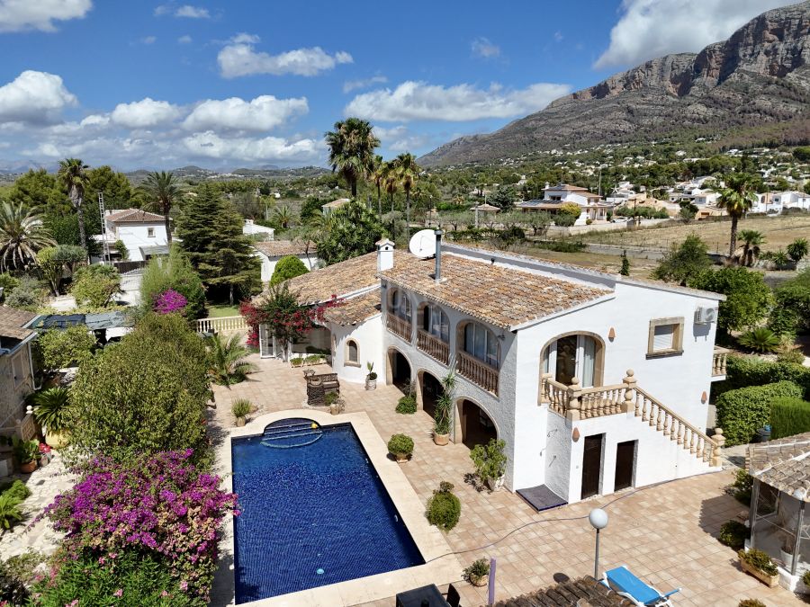 Mediterranean style villa for sale exclusively in Jávea, in Montgó Valls