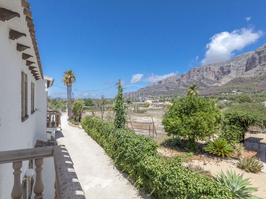 Mediterranean style villa for sale exclusively in Jávea, in Montgó Valls