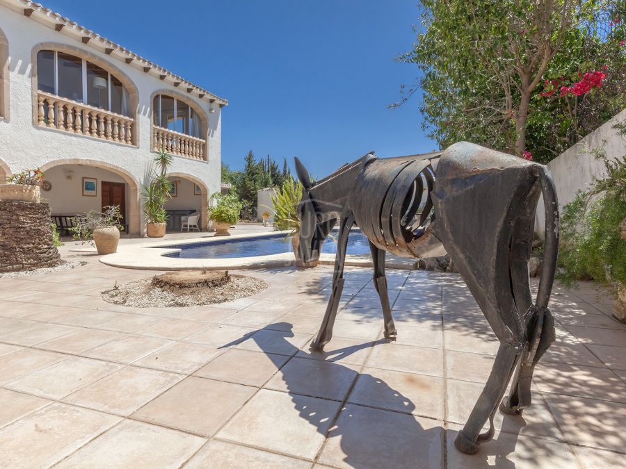 Mediterranean style villa for sale exclusively in Jávea, in Montgó Valls