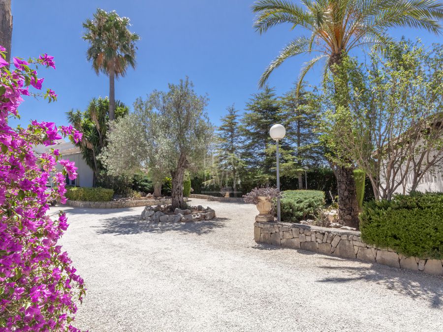 Mediterranean style villa for sale exclusively in Jávea, in Montgó Valls