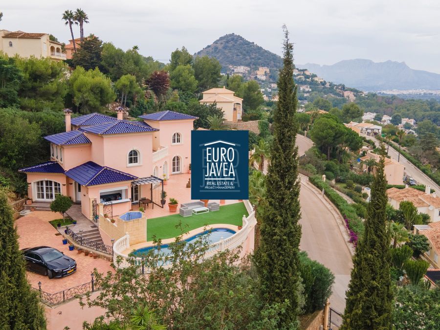 Villa in traditionele stijl te koop in de wijk Sella in Denia, met panoramisch uitzicht