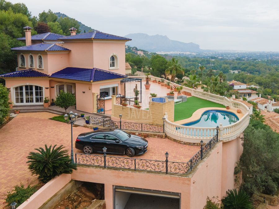 Villa in traditionele stijl te koop in de wijk Sella in Denia, met panoramisch uitzicht