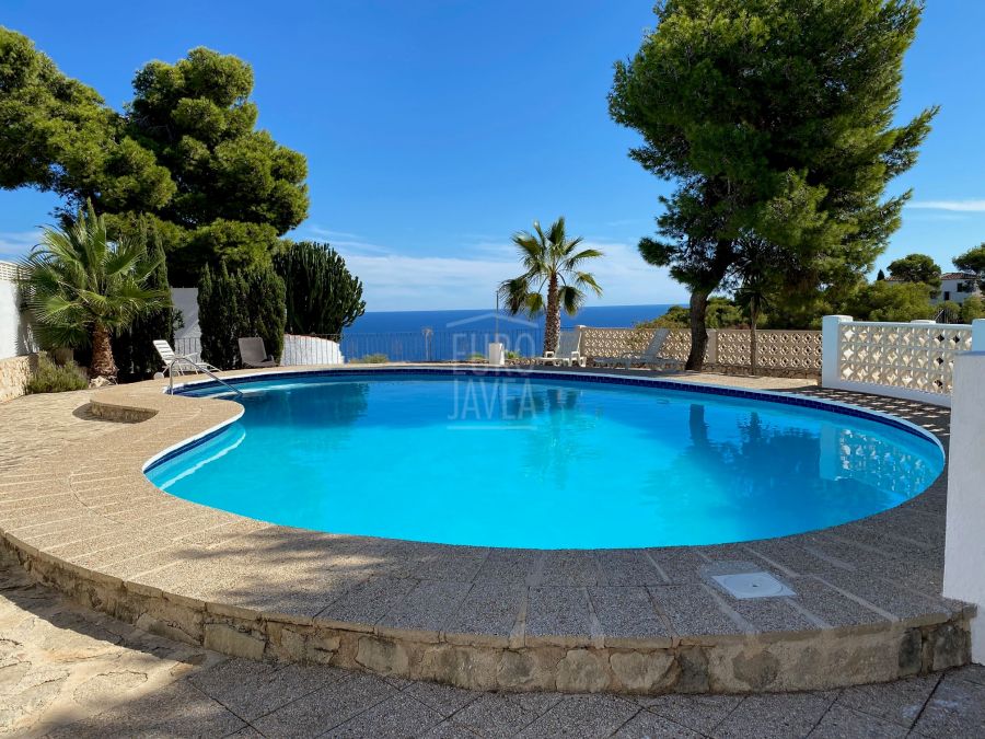 Villa mitoyenne à vendre à Jávea, avec piscine commune et vue sur la mer.