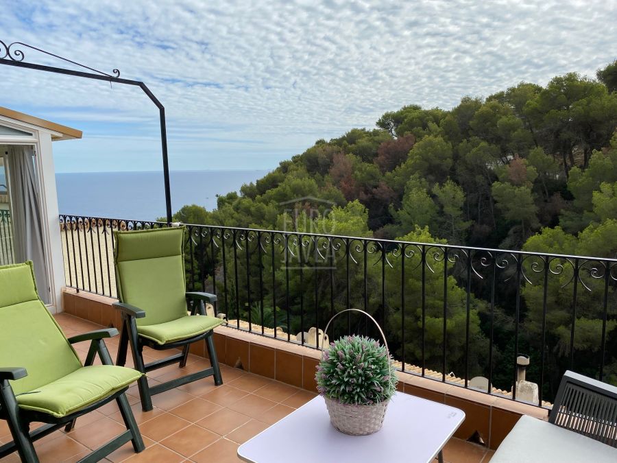 Villa mitoyenne à vendre à Jávea, avec piscine commune et vue sur la mer.