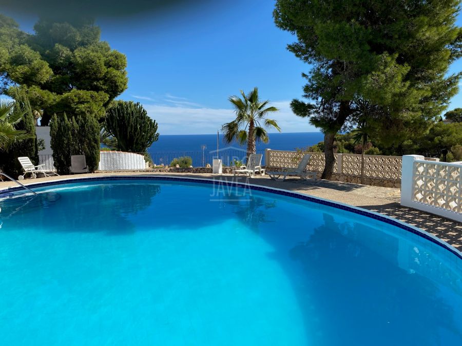 Villa mitoyenne à vendre à Jávea, avec piscine commune et vue sur la mer.