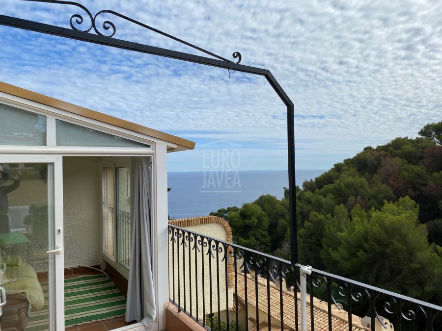 Villa mitoyenne à vendre à Jávea, avec piscine commune et vue sur la mer.