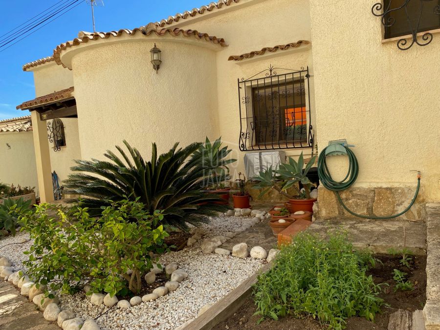 Villa mitoyenne à vendre à Jávea, avec piscine commune et vue sur la mer.