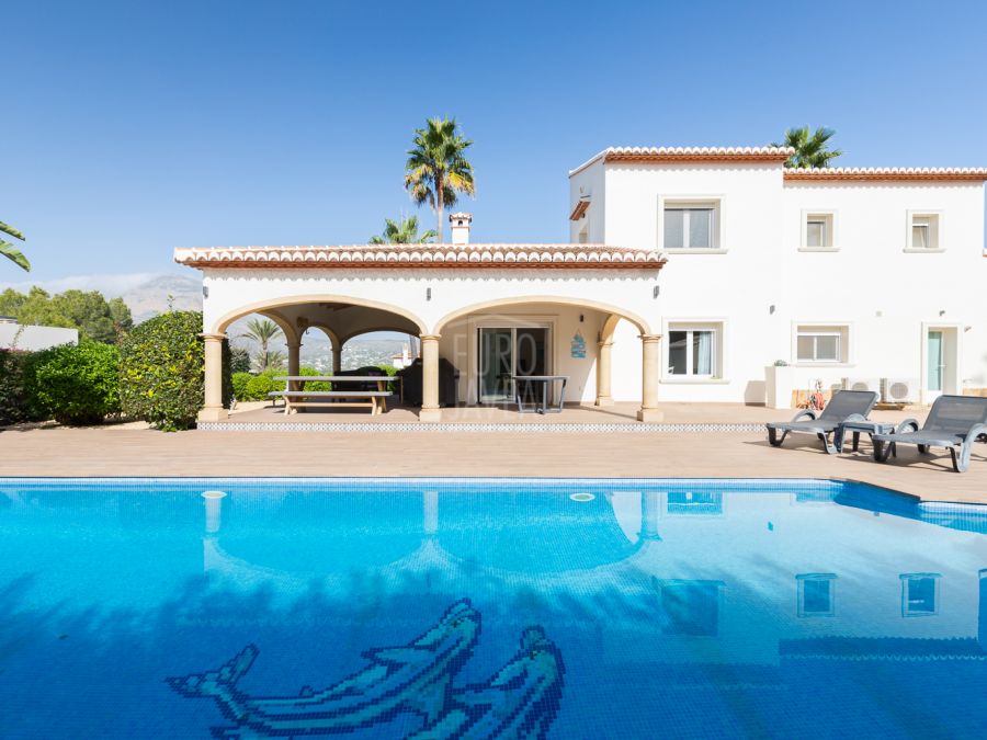 Villa de estilo finca mediterránea en venta exclusiva en la zona de Piver