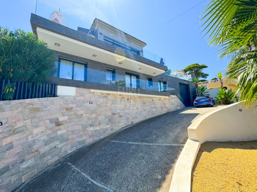 Villa lujosa a la venta en la zona de Portixol en Javea con magnificas vistas al mar