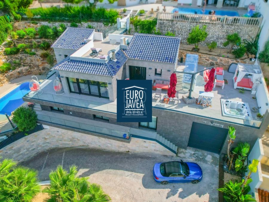 Villa lujosa a la venta en la zona de Portixol en Javea con magnificas vistas al mar