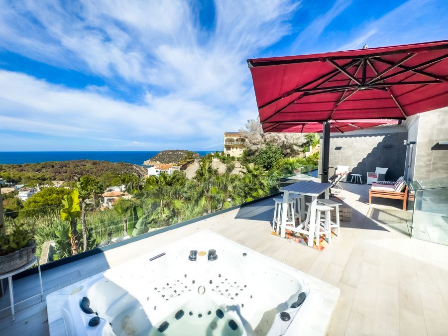 Villa lujosa a la venta en la zona de Portixol en Javea con magnificas vistas al mar