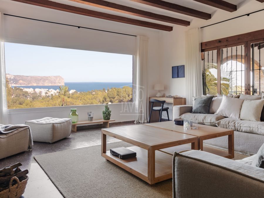 Villa tradicional a la venta en exclusiva en la zona de Cap Martí , en Jávea con magnificas vistas al mar y al Montgó