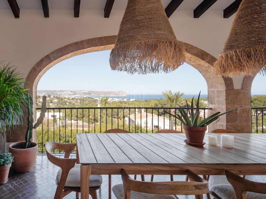 Villa traditionnelle à vendre exclusivement dans la région de Cap Martí, à Jávea avec une vue magnifique sur la mer et le Montgó