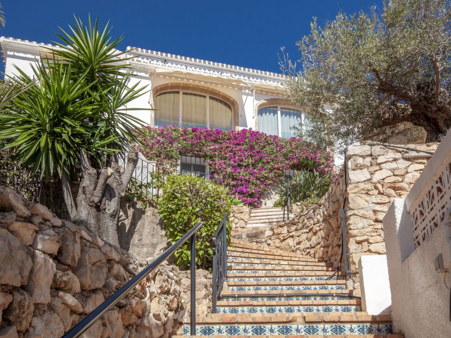 Traditional style villa for sale in the area of Puchol in Jávea, with sea views