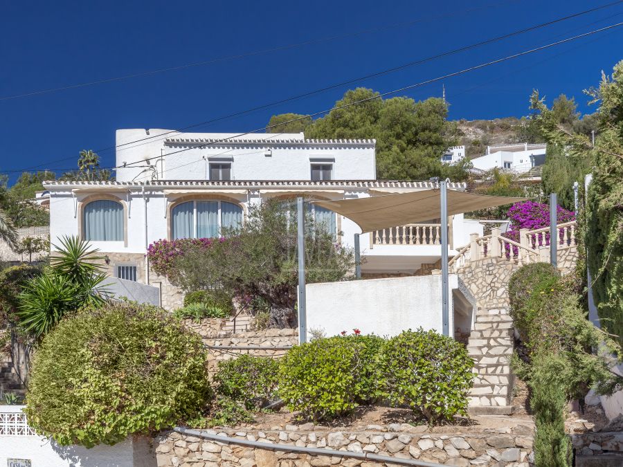 Traditional style villa for sale in the area of Puchol in Jávea, with sea views