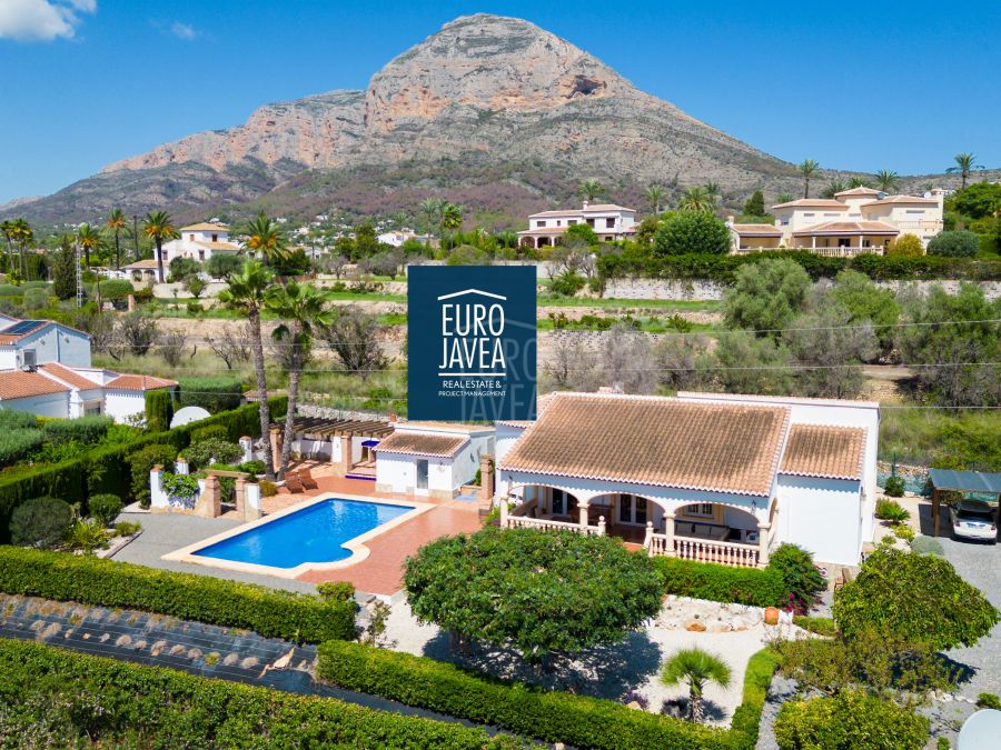 Villa à vendre exclusivement dans le quartier Montgó de Jávea, le tout de plain-pied orienté sud