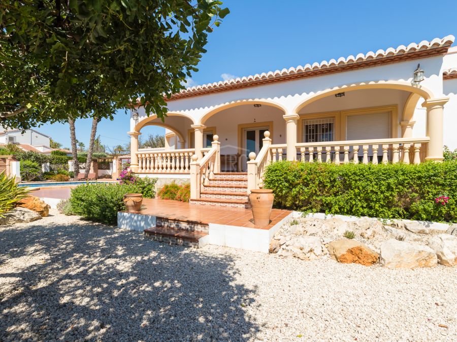 Villa à vendre exclusivement dans le quartier Montgó de Jávea, le tout de plain-pied orienté sud