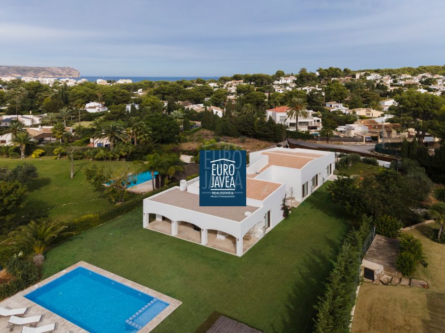 Spectaculaire villa allemaal op één verdieping te koop in de wijk Tosalet in Jávea, op een steenworp afstand van het Arenal-strand of Cala Blanca