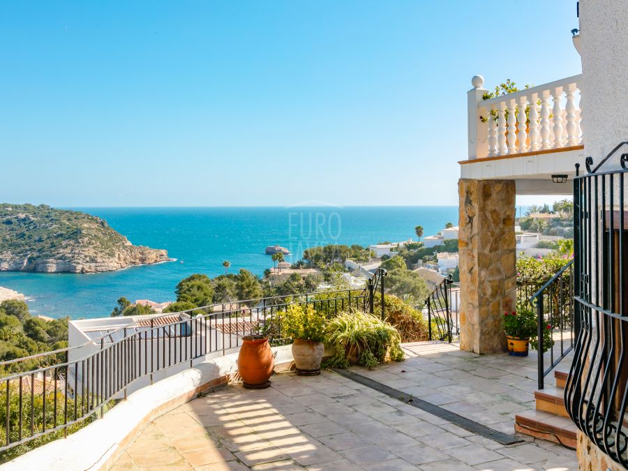Villa te koop in Jávea el Portichol, met prachtig uitzicht op de zee, op een steenworp afstand van het strand van La Barraca
