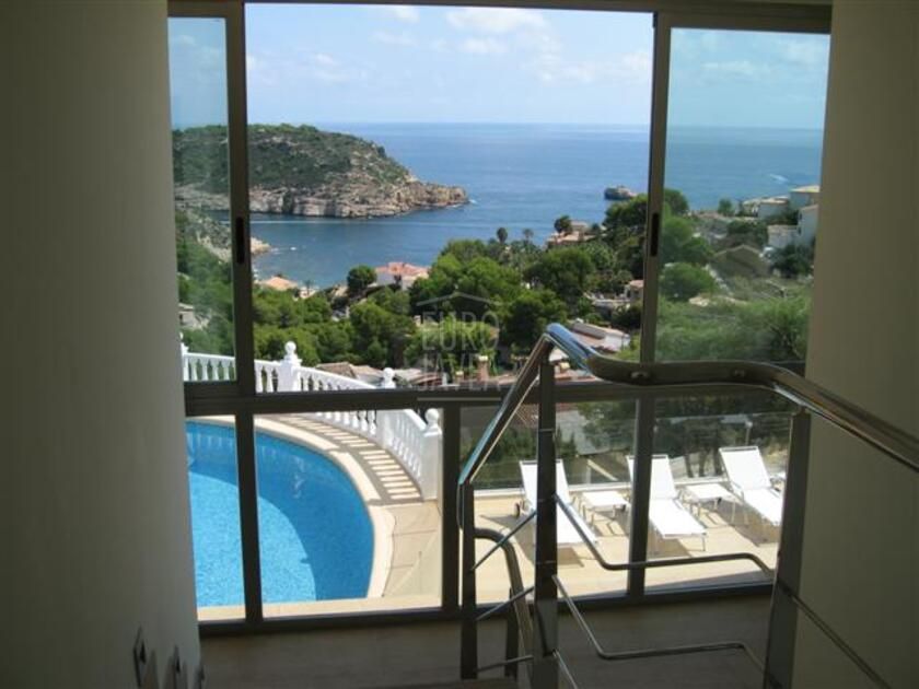 Villa te koop in Jávea el Portichol, met prachtig uitzicht op de zee, op een steenworp afstand van het strand van La Barraca