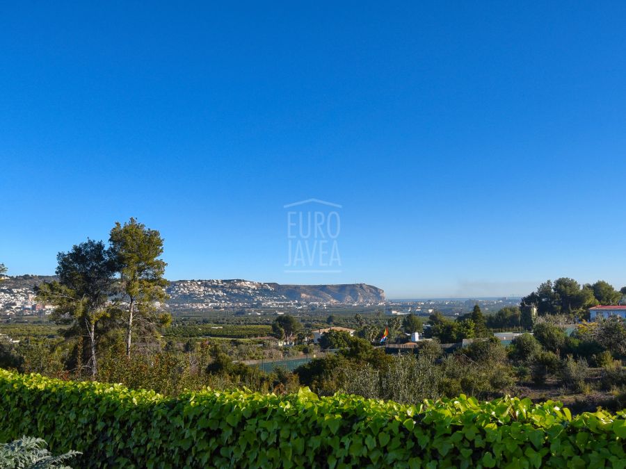 Spectacular Mediterranean style villa for sale in the quiet area of Piver, in Jávea. With sea views and a lot of privacy