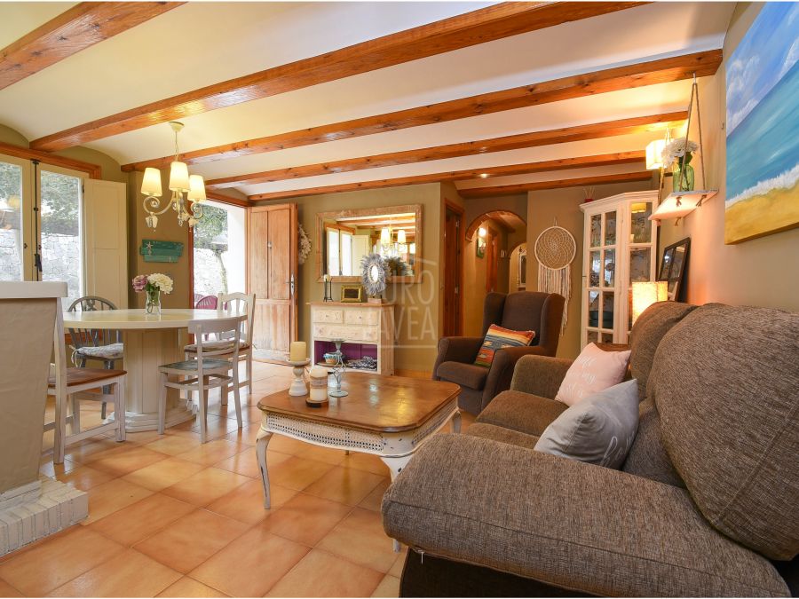 Spectacular Mediterranean style villa for sale in the quiet area of Piver, in Jávea. With sea views and a lot of privacy
