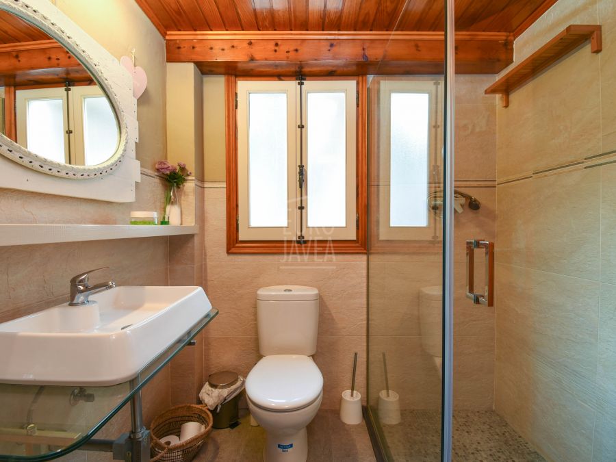 Spectaculaire villa in mediterrane stijl te koop in de rustige omgeving van Piver, in Jávea. Met zeezicht en veel privacy