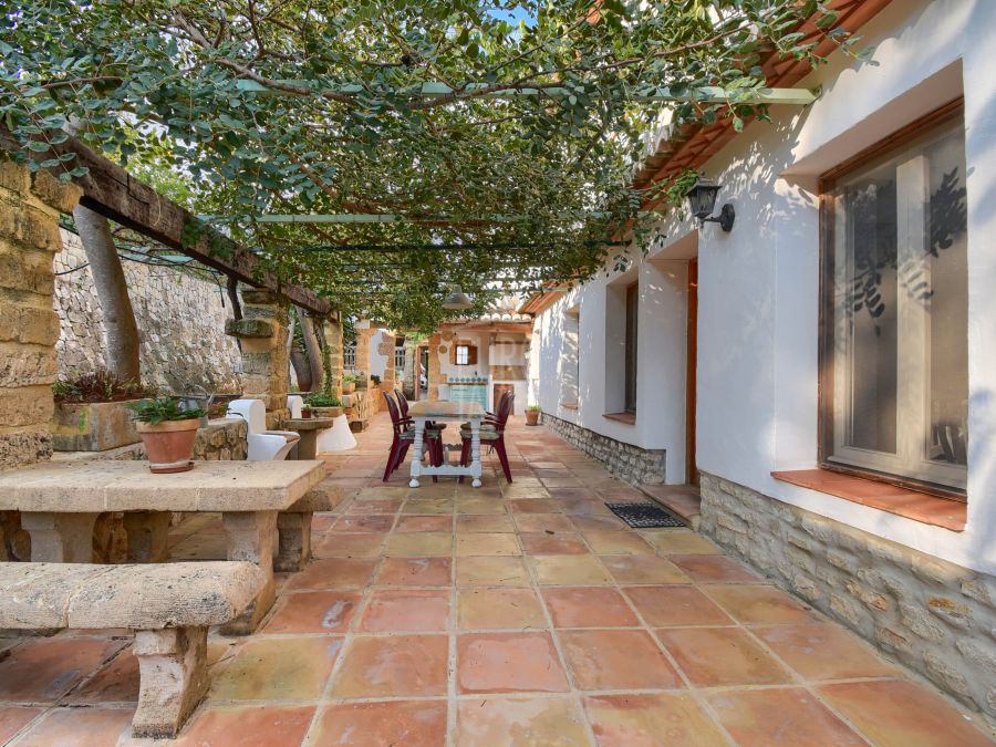 Spectaculaire villa de style méditerranéen à vendre dans le quartier calme de Piver, à Jávea. Avec vue sur la mer et beaucoup d'intimité
