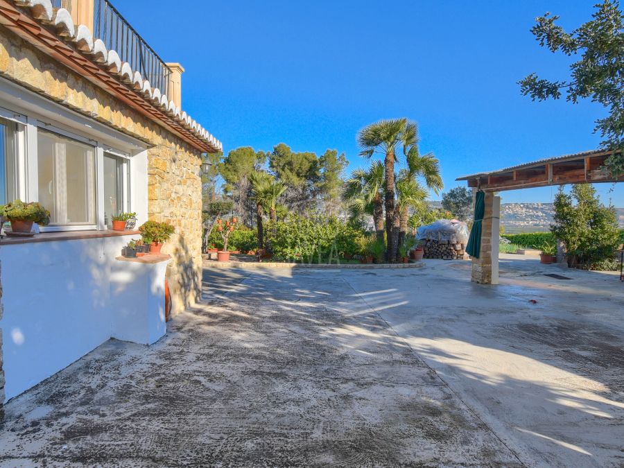 Spectaculaire villa in mediterrane stijl te koop in de rustige omgeving van Piver, in Jávea. Met zeezicht en veel privacy