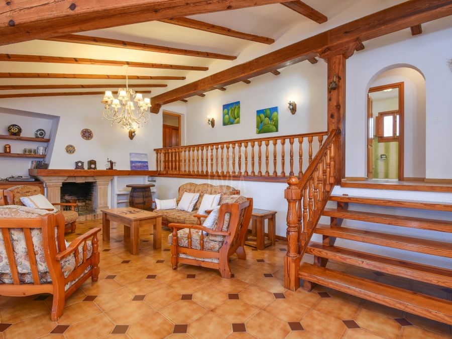 Spectaculaire villa de style méditerranéen à vendre dans le quartier calme de Piver, à Jávea. Avec vue sur la mer et beaucoup d'intimité