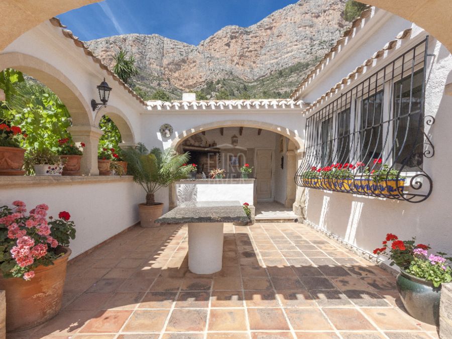 Fantastic south facing villa for sale exclusively in Jávea with spectacular views over the valley and the Montgo