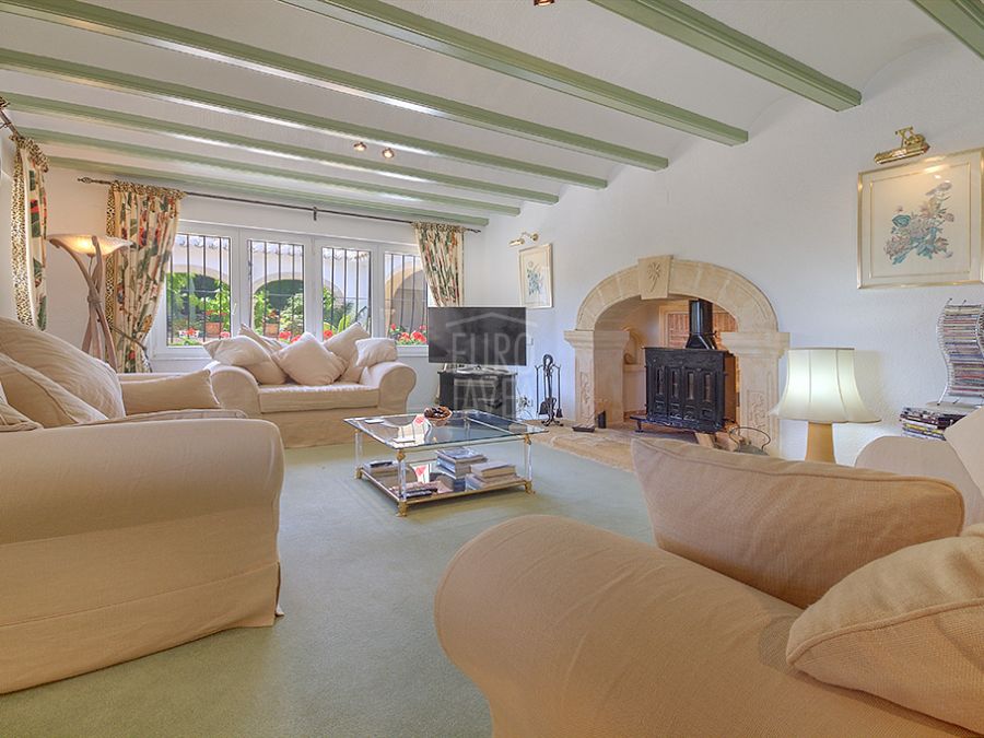 Fantastique villa orientée plein sud à vendre exclusivement à Jávea avec des vues spectaculaires sur la vallée et le Montgó