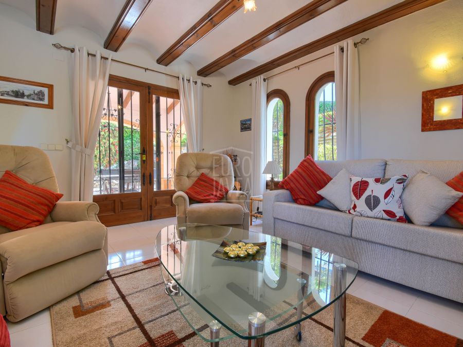 Villa ensoleillée de style méditerranéen à vendre exclusivement dans l'urbanisation Tosalet à Jávea avec de magnifiques vues panoramiques