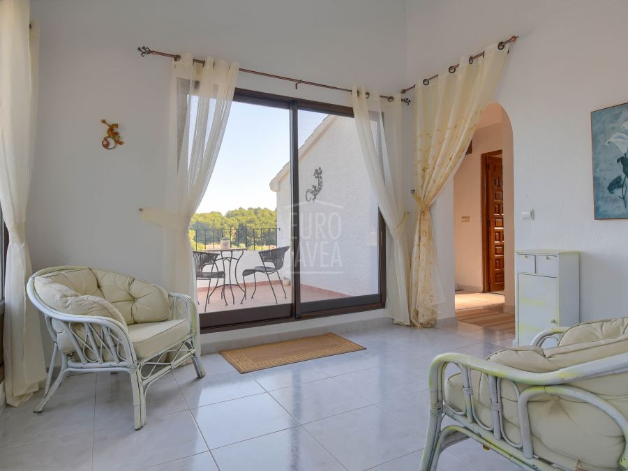 Zonnige villa in mediterrane stijl exclusief te koop in de urbanisatie Tosalet in Jávea met een prachtig panoramisch uitzicht