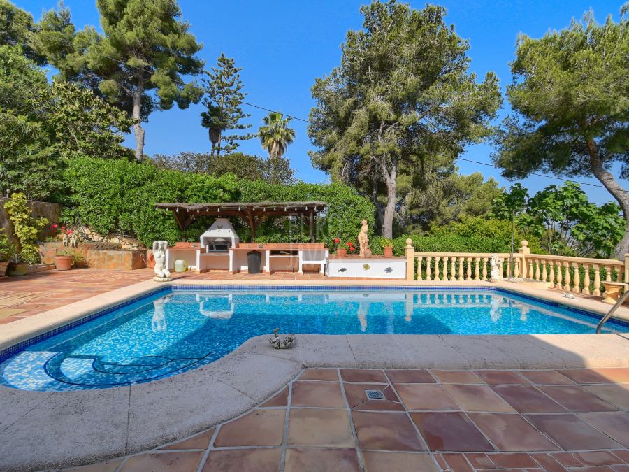 Sunny Mediterranean style villa for sale in the exclusive Tosalet urbanization with wonderful views