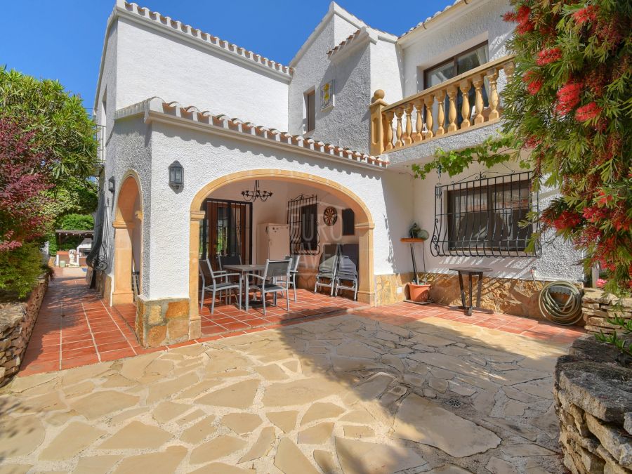Soleada villa de estilo mediterráneo a la venta en exclusiva en la urbanización del Tosalet de Jávea con magnificas vistas panorámicas
