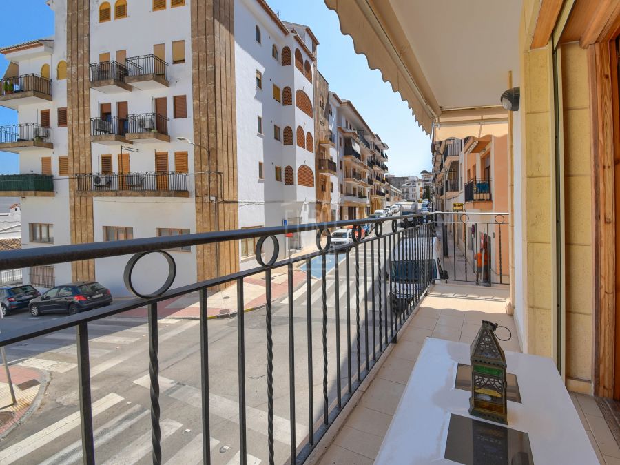 Apartment in the old town of Jávea, close to all services and a few minutes by car from the sea.