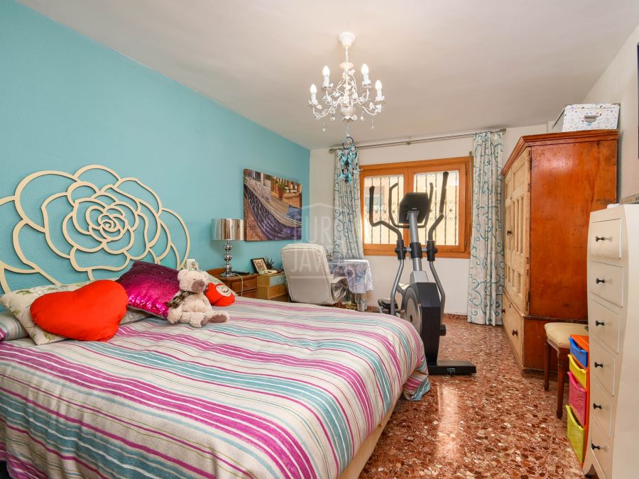 Apartment in the old town of Jávea, close to all services and a few minutes by car from the sea.