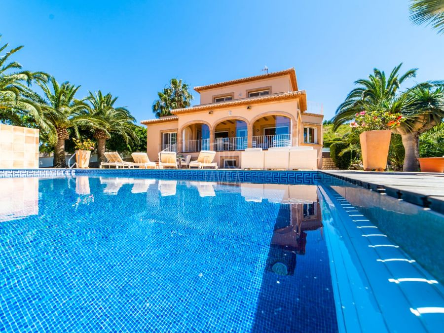 Impresionante villa a la venta a un paso de la playa del Arenal, en una tranquila zona residencial con amplias vistas panorámicas y al mar