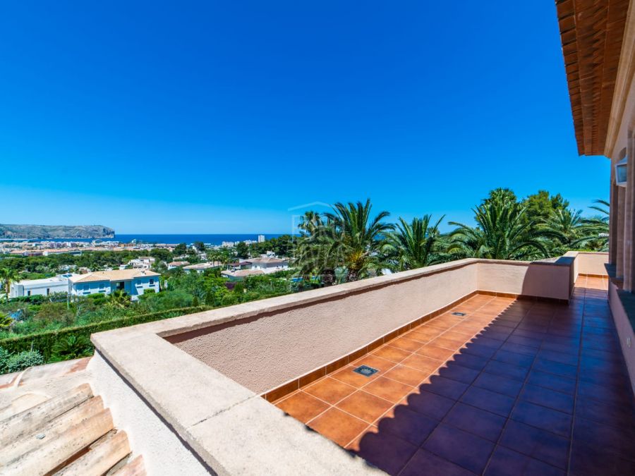 Impresionante villa a la venta a un paso de la playa del Arenal, en una tranquila zona residencial con amplias vistas panorámicas y al mar
