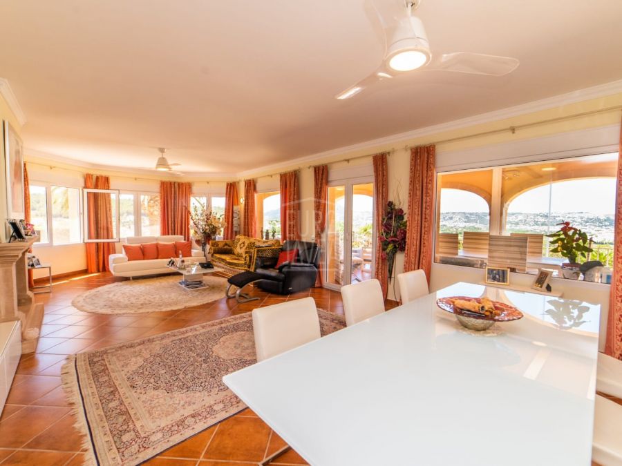 Impressionnante villa à vendre à deux pas de la plage de l'Arenal, dans un quartier résidentiel calme avec de vastes vues panoramiques et sur la mer