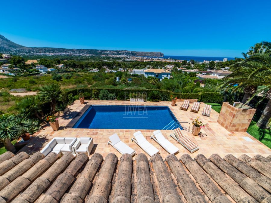 Indrukwekkende villa te koop op steenworp afstand van het Arenal strand, in een rustige woonwijk met weids panoramisch uitzicht en zeezicht