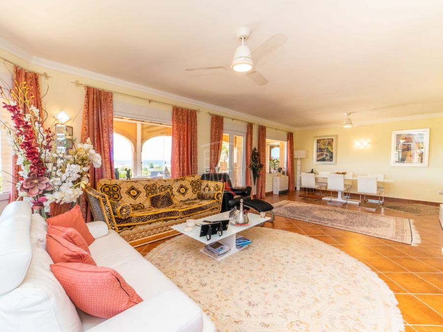 Impresionante villa a la venta a un paso de la playa del Arenal, en una tranquila zona residencial con amplias vistas panorámicas y al mar