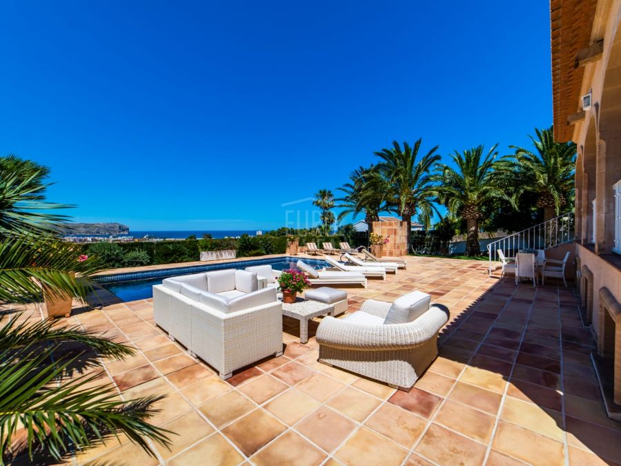 Impressionnante villa à vendre à deux pas de la plage de l'Arenal, dans un quartier résidentiel calme avec de vastes vues panoramiques et sur la mer